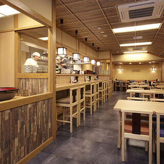 木の温もりを感じる落ち着いた和の店内