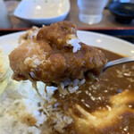 Daifukuya - 唐揚げは揚げたてです。鶏もも肉でジューシー。カレーは普通かな…。ライスは多めです。