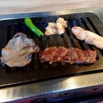 江南焼肉 わにく - お肉を焼いております。