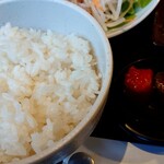 江南焼肉 わにく - 特選焼肉ランチのキムチ、ご飯(おかわりできます)