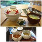 かつえ - ◆肝玉丼と水炊きスープ（1000円）・・10分ほどで提供されました卓上には「一味」と「山椒」が用意されています。