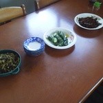 さかえうどん - 食卓には漬物などが無料で。