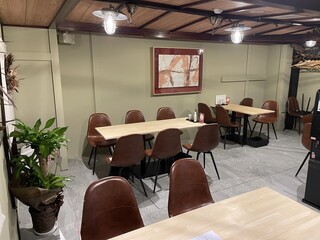 Pasutan - 和モダンで仕上げた店内はテーブル席4つの開放的な空間です