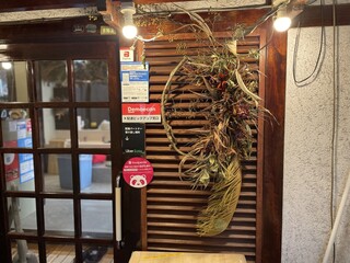 Pasu tan - 玄関は奄美大島で採取した花のみで完成させたドライフラワーの作品が目印