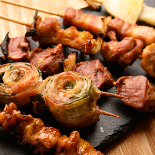 享受傳統的烤鸡肉串肉串。