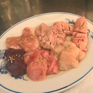 鮮度が自慢◎「ホルモン6種盛り」をお楽しみください♪