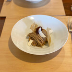 よし奈 - ベリーモンブラン　栗のモンブランの下にベリーアイスが。酸味苦手なのにキツすぎず絶妙。メレンゲの食感とモンブランと組み合わさってうぉいしすぎる