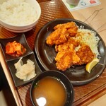 Gasuto - もも肉の唐揚げ定食(5個)