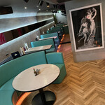 Nim's Pizza - 地下の席