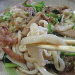 吉見うどん - うどんを手繰る