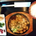 和牛焼肉Wacca - 極旨味噌とんちゃん鉄板定食·880円。ご飯おかわりは無料だそうです。写真がひっくり返って治らない(^_^;)