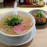 京都ラーメン 森井 - 醤油豚骨ラーメン（太麺、柔らかめ、葱普通、背脂普通）800円、京都半チャーハン350円