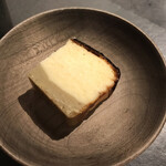 U.KAI - グレー部分は栗栗が入ったチーズケーキ✨