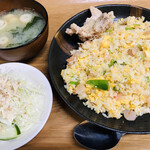 辛飯AMAKUBO - 海老チャーハン＝９５０円 税込
      ※唐揚げ１個付き