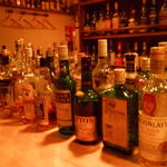 Bar Goat - カウンターにはウィスキーがずらり