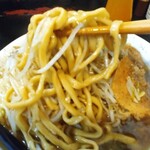 自家製太麺 ドカ盛 マッチョ - ワシワシの麺、スープが醤油辛い