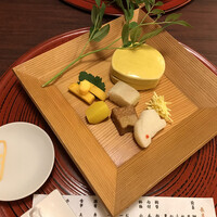 京懐石 みのきち 新宿住友店 - 前菜　鯛ばってら寿司 貝柱菊花揚げ 秋草和え うさぎ長芋      柿黄身酢 ねじり芋レモン煮 粟麩田舎煮