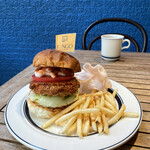 ファンゴー - 【9月のMonthly Burger】  『プリプリ海老カツBurger¥1850』 『Hot coffee¥450』