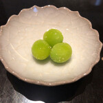 にい留 - 新留大将が「蒸し揚げ」というような表現通りの素揚げの銀杏！食感が素晴らしいです♪