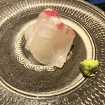 にい留 - 白身は寝かすのをやめたとの大将の弁(^^)常に変化を恐れない新留大将らしいと思いますが、こちらは2.5%塩水に4分漬けの仕立て♪感覚的には2-3日寝かせかと感じる仕立てでした！