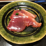 にい留 - こちらは塩で30分脱水して漬け醤油ダレを吸わせて…程良く醤油ダレを吸い込んだシルクのようなスジ鰹の身質が素晴らしい♫旨いです(^O^)／