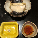 にい留 - 唐津 黒鮑
      →1時間塩水で洗って体液取り除き、その後真空置きを行い、雑味を排除した後、何も使わずに4時間蒸し上げた鮑は…