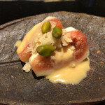 にい留 - 今年もいろいろと無花果料理を頂きましたが、こちらが一番好き♫ノーマルに見える胡麻クリームが素晴らしいのとピスタチオとイタリアンアーモンドと食感と香りが素晴らしいアクセントでした(^O^)／