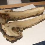 にい留 - カットして揚げても無意味という新留大将の言葉通り立派な松茸を一本揚げにする事で素晴らしい食感を伴い極上の松茸ジュースと極上の松茸の香りの全てが封じ込められ…焼き松とは全く異なる松茸の味わい♫うっとり♡