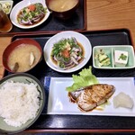 十八番 - 鰹の土佐造り、鰤の照り焼き定食。¥900。