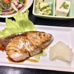 十八番 - 鰹の土佐造り、鰤の照り焼き定食。¥900。