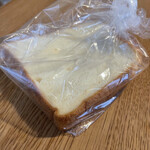 青いナポリ - 階下のパン屋さんの食パンをお試しで頂いた