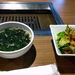 焼肉ANDY - 定食についてくるわかめスープとサラダ