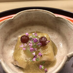 赤坂 菊乃井 - 昼懐石１３３１０円。胡桃豆腐。濃厚な胡桃の旨味と爽やかな葡萄の甘さがマッチして、とても美味しくいただきました(^｡^)