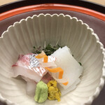 赤坂 菊乃井 - 昼懐石１３３１０円。明石天然鯛、白いか。いかのお刺身は当店ではとても珍しいとのこと。その分、厳選されているのでしょうか、甘くて食感も素晴らしく、とーっても美味しかったです（╹◡╹）（╹◡╹）