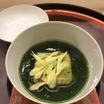 赤坂 菊乃井 - 昼懐石１３３１０円。穴子豆腐。穴子がゴロゴロ入った豆腐を菊菜餡で仕上げた品です。お豆腐の出来が良く、とても美味しかったです（╹◡╹）