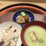 赤坂 菊乃井 - 昼懐石１３３１０円。萩御飯、枝豆すり流し、お漬物。季節感のある萩御飯ですが、残念ながら私の口には合いませんでした。味わいはともかくゴワゴワし過ぎでした（；＿；）