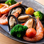 Aqua pazza with shrimp and live mussels