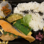 Maruetsu - 厚切り鮭弁当 550円＋税
                        2021年9月16日