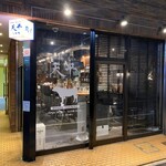 天平 - シックで清潔感のある店構えです。