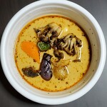 Soup Curry Chinita - さくさく揚げ豆腐とキノコ のカレースープ