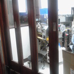 ラーメン雷鳥 - 製麺機は厨房側ではなく、客席側にある