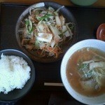 元気いちばん亭 - ビジネスランチB、醤油ラーメンと野菜炒め、御飯で590円 です