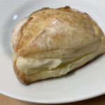 BURDIGALA TOKYO - プティレは発酵バターとカマンベールチーズの餡の、オリジナルなアンパンです