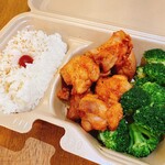 Broccoli and fried chicken Bento (boxed lunch)