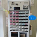 加賀 - 玄関入ってすぐ左の券売機。
      券は気が付かないくらい静かに出てきます