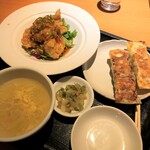西安餃子 - 薬味たっぷり油淋鶏と棒餃子のセット（1,050円）