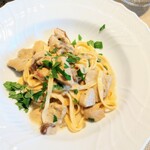 La Brianza - ポルチーニ茸クリームソースタリアテッレ。プリプリの自家製麺にまったりコクある味わいが幸せ♡ ぱっと見でチキンが入ってるのかと勘違いするほどにゴロゴロ大振りたっぷりのポルチーニ茸すごく贅沢☆ありがたい