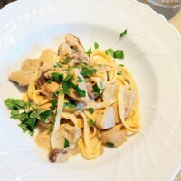 La Brianza - ポルチーニ茸クリームソースタリアテッレ。プリプリの自家製麺にまったりコクある味わいが幸せ♡ ぱっと見でチキンが入ってるのかと勘違いするほどにゴロゴロ大振りたっぷりのポルチーニ茸すごく贅沢☆ありがたい