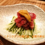 鮨がみ - ニタリクジラの尾の身赤雲丹乗せ