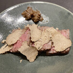 煌 焼肉 - 栃木県とちぎ和牛のウチモモの低温調理
            煌特製キノコソース
            サマートリュフをふりかけて